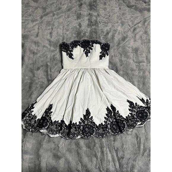 Robert Rodriguez Dresses & Skirts - Robert Rodriguez Strapless White Dress with Black Lace Trim – Size 4